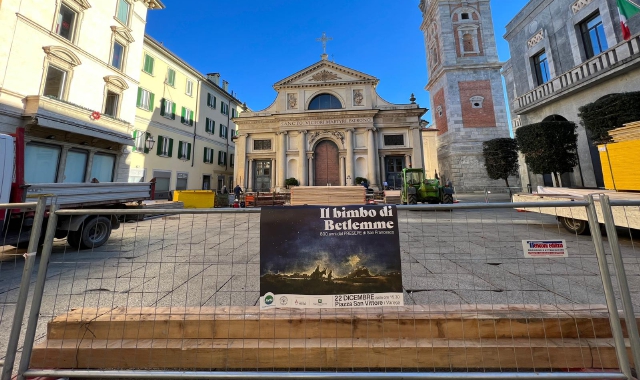 I preparativi sul sagrato di San Vittore a Varese per il presepe vivente (Foto Redazione)