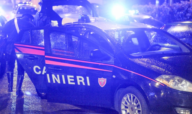 L’amico gli chiede di bruciare il garage della ex. Ma lui sbaglia box