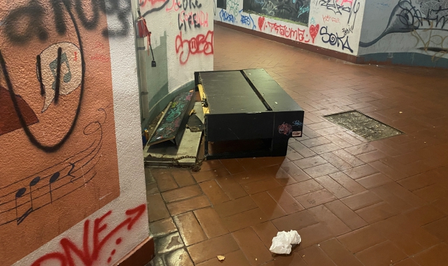 Varese, vandali contro il pianoforte del sottopasso