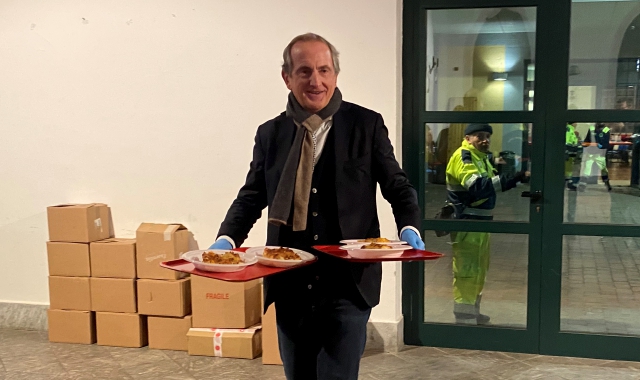 Il sindaco Antonelli col vassoio da servire al tavolo della cena solidale