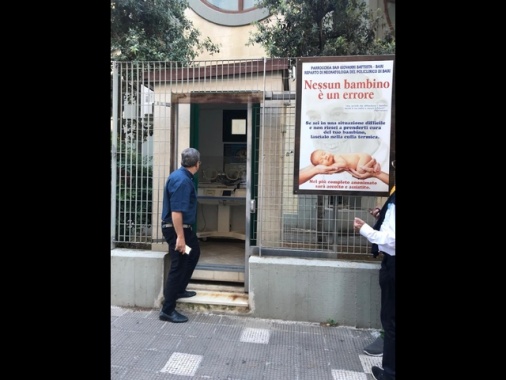 Neonata lasciata nella culla termica di una chiesa a Bari