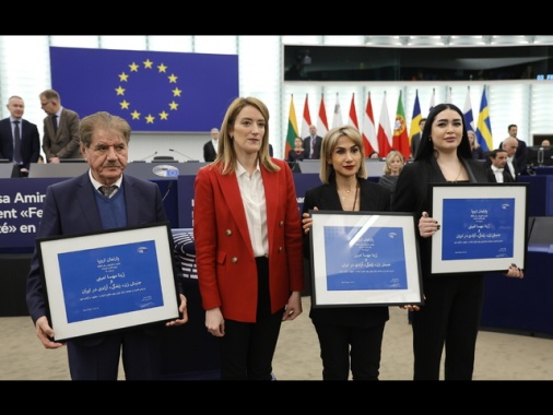 Iran confisca in aeroporto premio Sakharov di Mahsa Amini