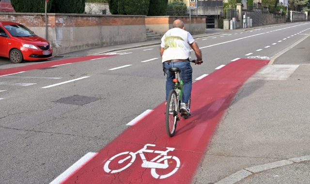 Sotto, i paletti rimossi. Nelle altre immagini, alcuni punti della nuova pista ciclabile al centro delle polemiche (foto Blitz)