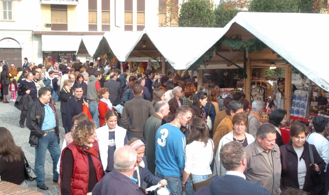 I mercatini allestiti a Varese gli anni scorsi (Foto Archivio)