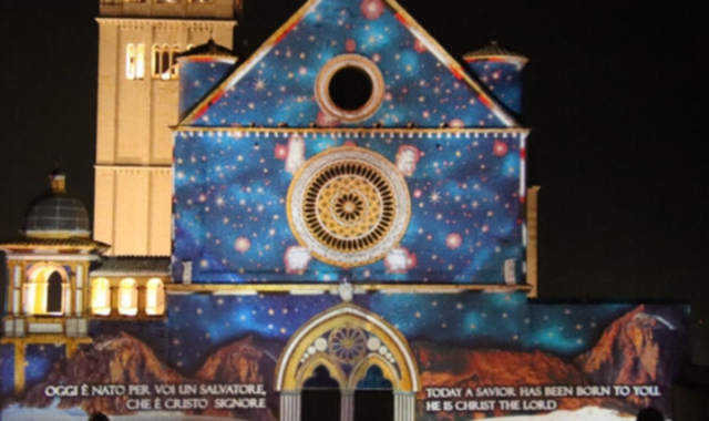 Per le strade di Assisi per festeggiare l’evento sono proiettate delle immagini con ispirazioni francescane (Foto Archivio)