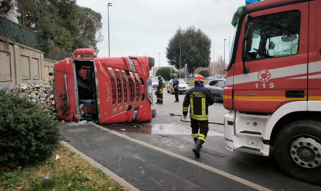 Il mezzo pesante si è ribaltato su un fianco (foto Agenzia Blitz)