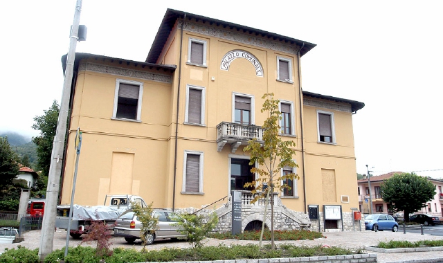 Brenta, “signora” fa pipì nell’ascensore del comune