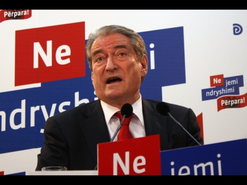 L'ex premier albanese Berisha agli arresti domiciliari