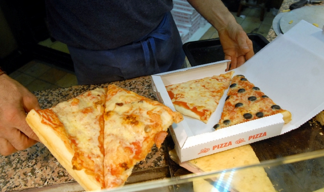 Botte per il parcheggio davanti alla pizzeria