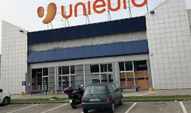 Il negozio Unieuro di viale Sabotino. dove è stato commesso il furto