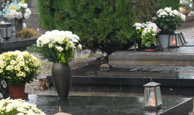 Le tombe prese di mira dai ladri erano sul viale principale del cimitero. Grande lo sconforto dei parenti per i fiori spariti