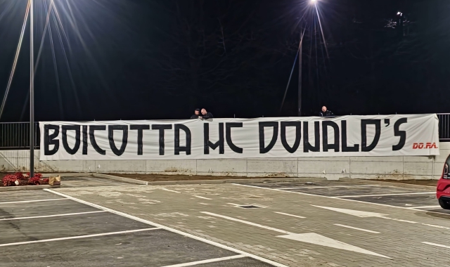 Lo striscione dei Do.Ra. a Buguggiate