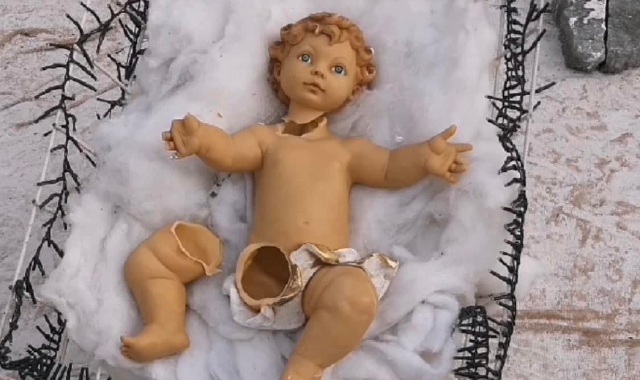 La statua di Gesù Bambino danneggiata a seguito dalle cauta a terra