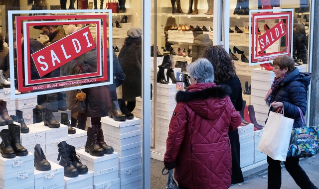 Il via ai saldi invernali: spesa media di 150 euro (Foto Archivio)