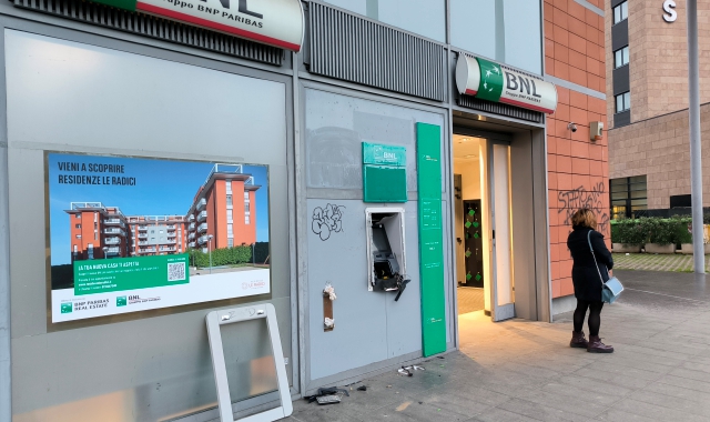 Saronno. fatto esplodere nella notte il bancomat della Bnl via Varese (foto Blitz)
