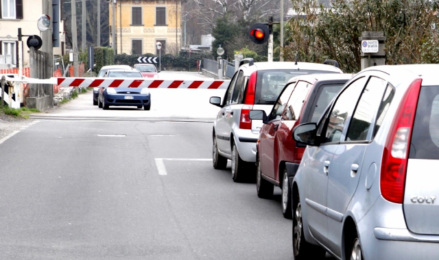 I passaggi a livello di Sangiano e l’addio sempre rimandato