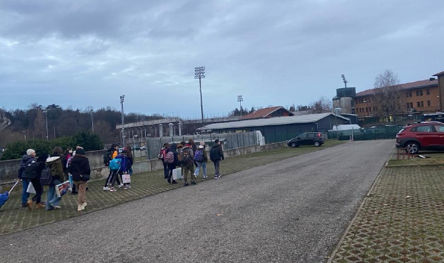 Gli studenti della Vidoletti sono stati accompagnati all’ingresso di via Manin (foto Zanetti)