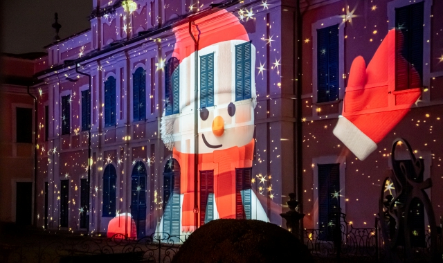 Durante le feste, 180mila persone hanno visitato lo spettacolo di luci e proiezioni ai Giardini Estensi di Varese (Foto Archivio)