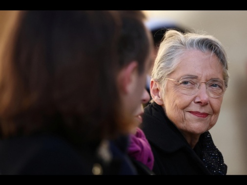 La premier francese Elisabeth Borne si è dimessa