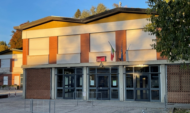 L’istituto primario di Luino centro (Foto Archivio)