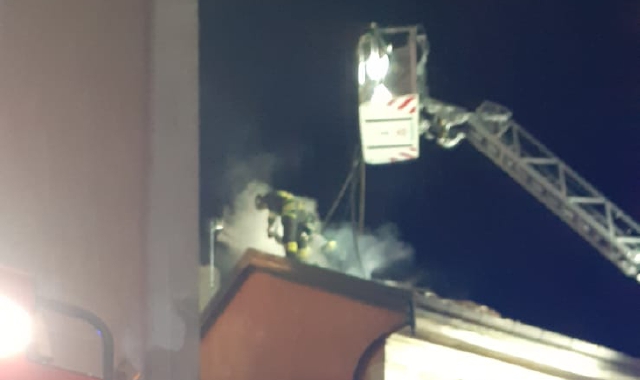L’intervento dei vigili del fuoco a Bisuschio (foto Matteo Canevari)