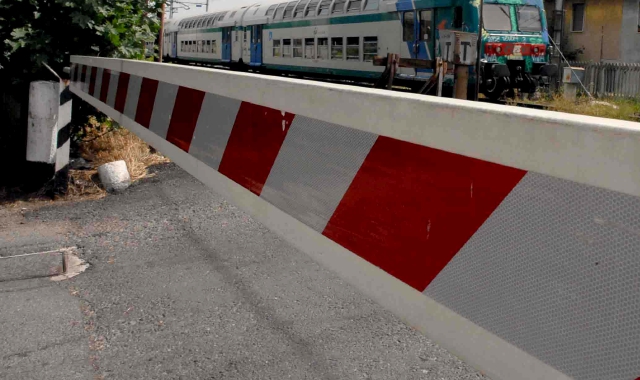 Auto incastrata nei binari, treno bloccato in extremis