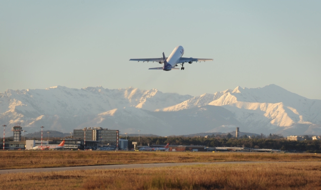 Malore in volo, sanitario di Varese salva passeggero