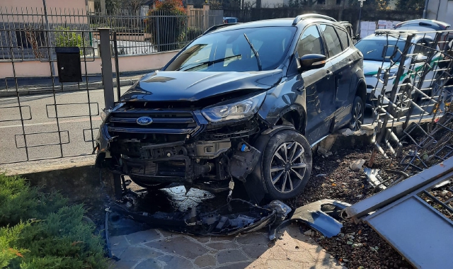 L’auto finita contro la recinzione della villetta