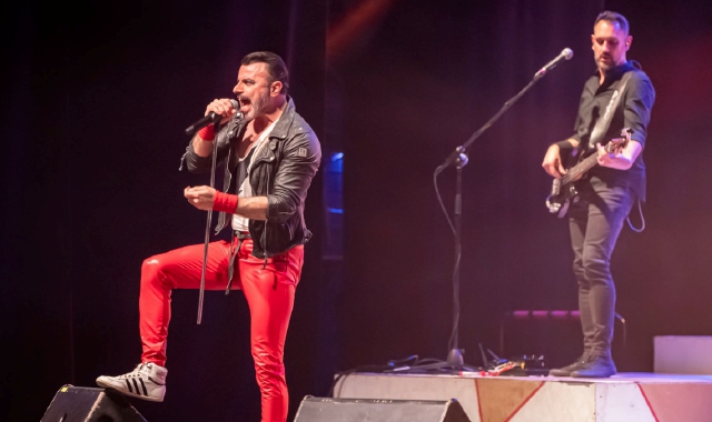 Al Teatro di Varese l’esibizione dei Queenmania (foto Matteo Canevari - Blitz)