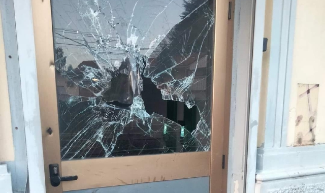 I danni alla porta della stazione di Casorate