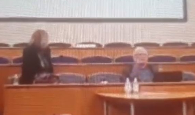 Un’immagine dal breve video in cui parla il presidente del Consiglio comunale