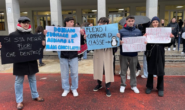 Lo sciopero degli studenti del Manzoni per le aule al freddo (foto Blitz)
