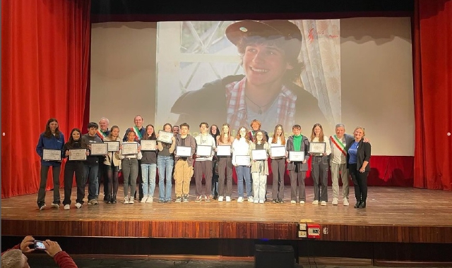 La serata al cinema Castellani con i ragazzi delle scuole premiati: sullo sfondo Emanuele Ghidini (Foto Redazione)