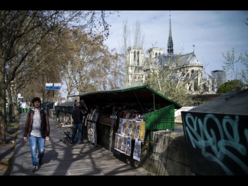 Parigi 2024, bouquinistes sulla Senna contro chiusura