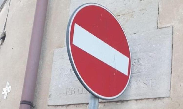 Il cartello di senso vietato al centro delle polemiche a Daverio