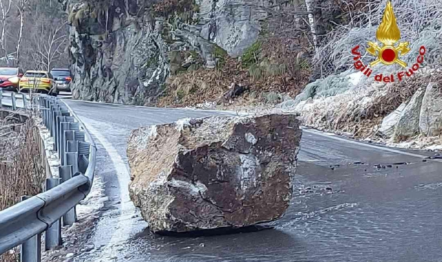 Masso crolla sulla Statale: paura sulla strada verso Macugnaga