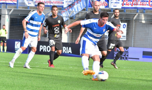 Il gol di Renault nella gara d’andata (foto Blitz)