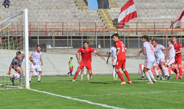 Il gol di Cottarelli (Varese) nella gara d’andata con l’Alcione (foto Blitz)