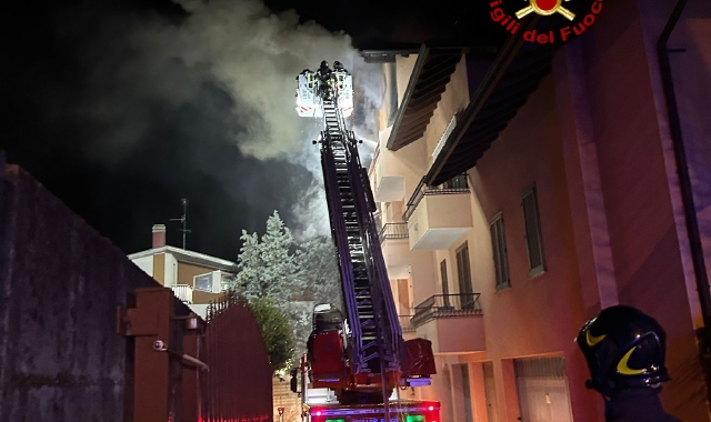 L’incendio di notte in via Tommaso Grossi
