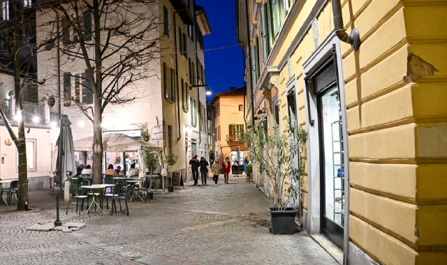 In via Albuzzi venerdì sera una rissa di gruppo (foto Blitz)