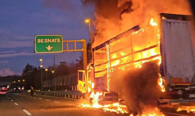 Camion a fuoco in autostrada a Besnate: code