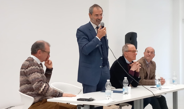 Valerio De Molli durante il convegno ad Arona