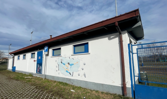 Lo spogliatoio preso di mira a Calcinate degli Orrigoni (foto Blitz)