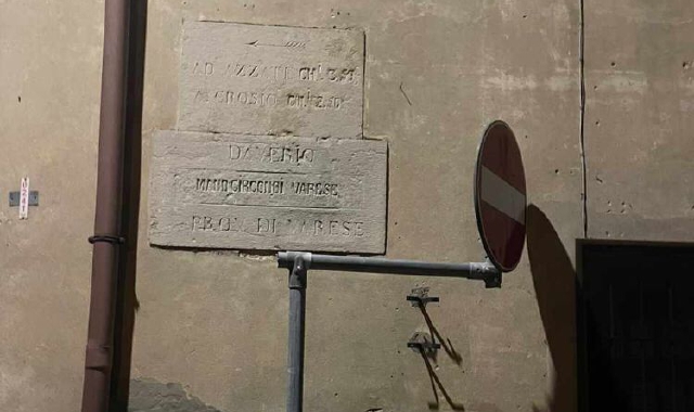 Il cartello stradale risagomato dopo l’intervento del sindaco