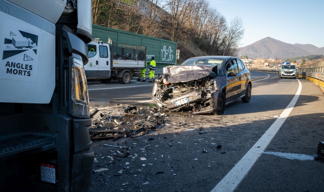 Varese, frontale sulla Tangenziale Est: traffico in tilt