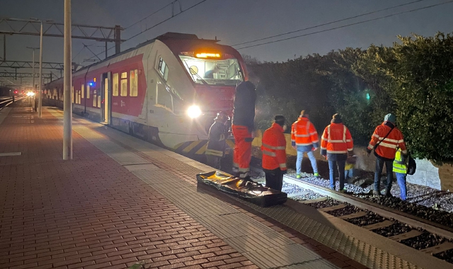 Il treno fermo a Saronno dopo l’incidente (foto Domenico Ghiotto)