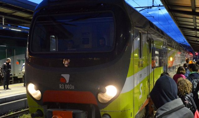 Sale senza biglietto. E il treno non parte