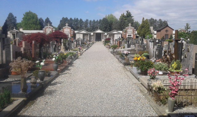 Il cimitero di Caronno Pertusella