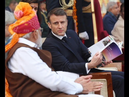 Francia: Macron promulga la legge sull'immigrazione