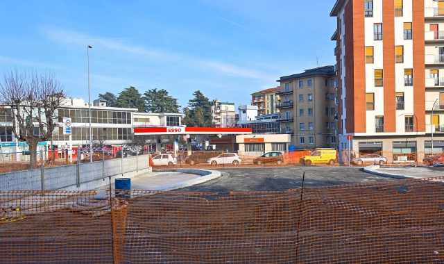 Nella notte tra lunedì e martedì, con possibilità di replicare la sera successiva, il collaudo del nuovo impalcato da ponte in largo Flaiano. La riapertura è vicina (foto Blitz) 
